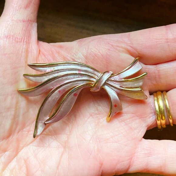 Lovely vintage bow brooch in pale pink enamel - Picture 3 of 4